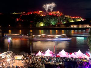 Sommerfest in Koblenz am Rheinufer mit Blick auf Festung Ehrenbreitstein